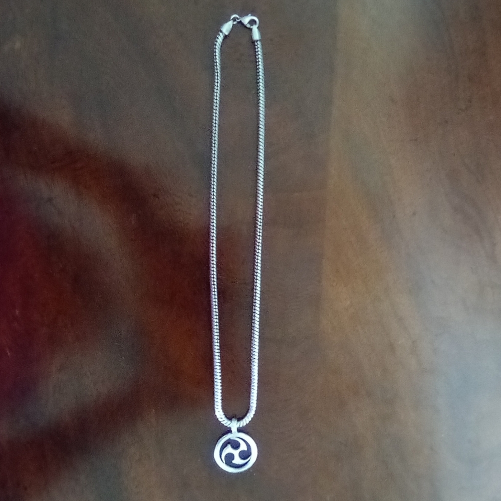 TRISKELE‎ SILVER TONE PENDANT NECKLACE